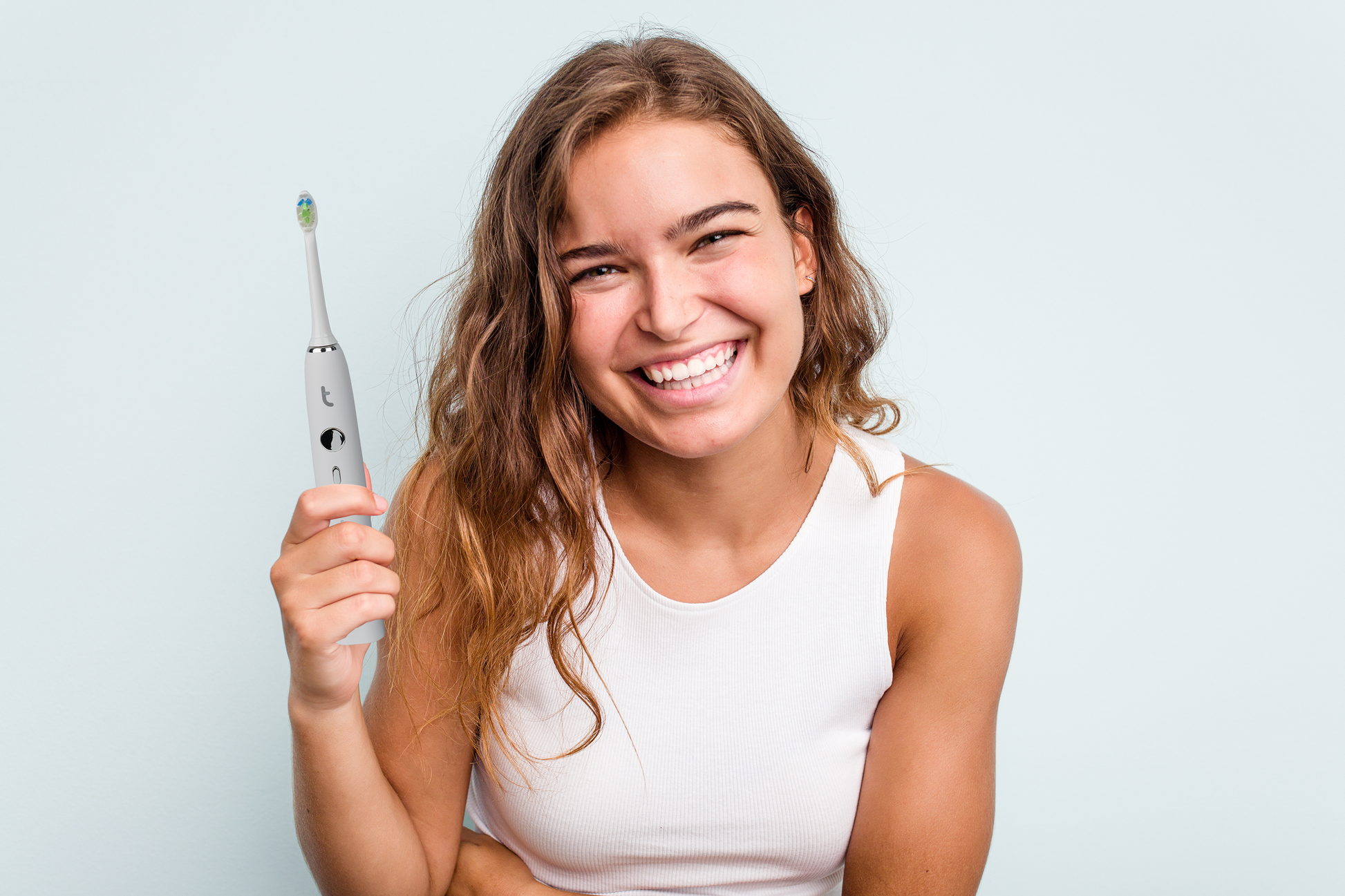 model met witte elektrische tandenborstel toothbruzh